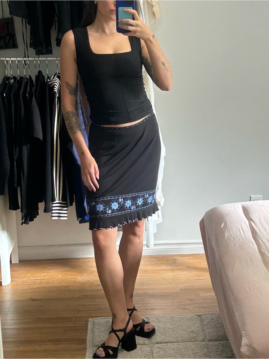 Dresses & Skirts - VINTAGE embroidered midi skirt